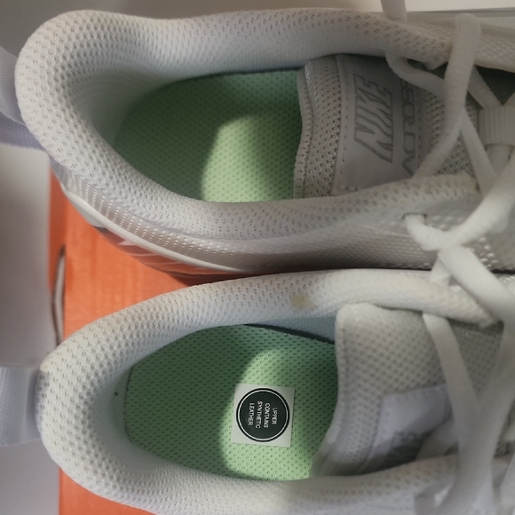 Nike YOUTH White LAX/ Soccer Cleats - Picture 4 of 5